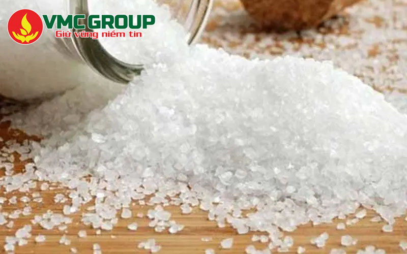 Phèn chua tồn tại ở dạng tinh thể màu trắng trong Phèn chua tồn tại ở dạng tinh thể màu trắng trong