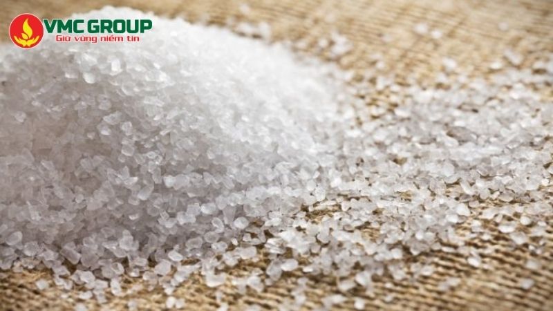 Phèn kép có dạng tinh thể màu trắng Phèn kép có dạng tinh thể màu trắng