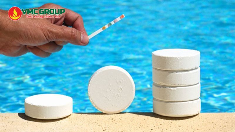 Nước hồ bơi chứa Clo khử trùng