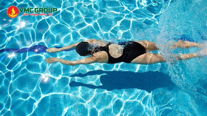 Nước hồ bơi chứa tạp chất từ người bơi