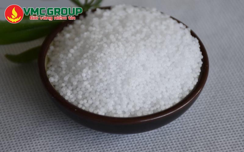 Xút hạt NaOH có dạng hạt tròn màu trắng
