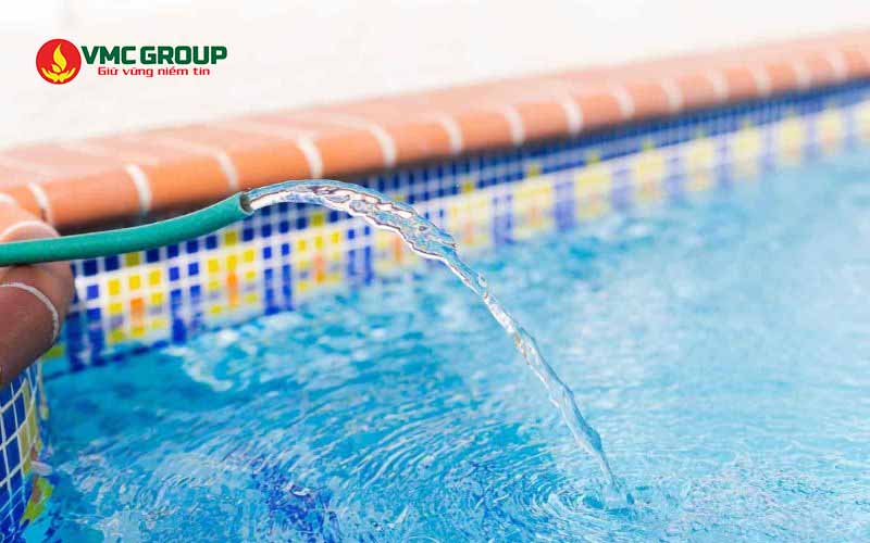 Cấp thêm nước vào bể bơi Cấp thêm nước vào bể bơi