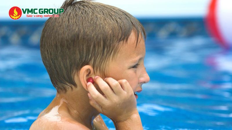 Đeo nút tai chống nước khi bơi Đeo nút tai chống nước khi bơi