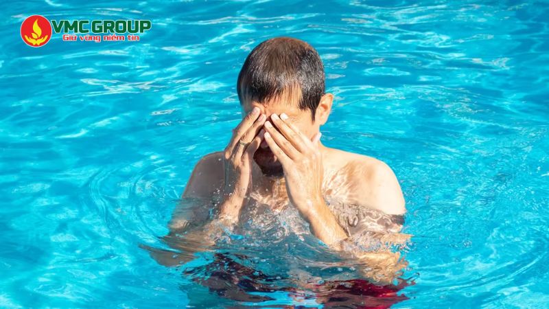 Không dụi mắt khi nước bể bơi vào mắt Không dụi mắt khi nước bể bơi vào mắt