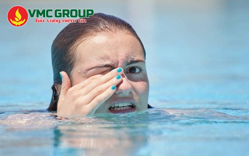 Nước bể bơi bẩn có thể gây kích ứng da và mắt Nước bể bơi bẩn có thể gây kích ứng da và mắt