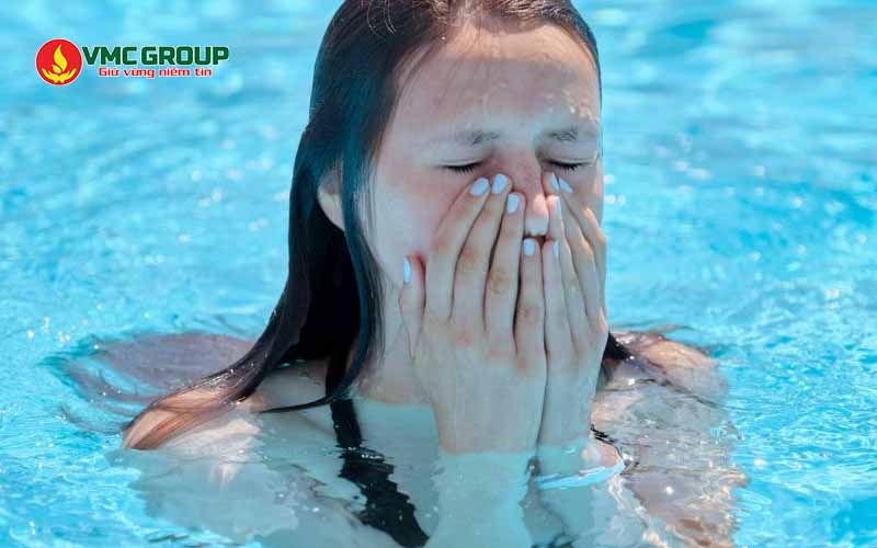 Nước bể bơi nhiễm vôi gây ngứa ngáy Nước bể bơi nhiễm vôi gây ngứa ngáy
