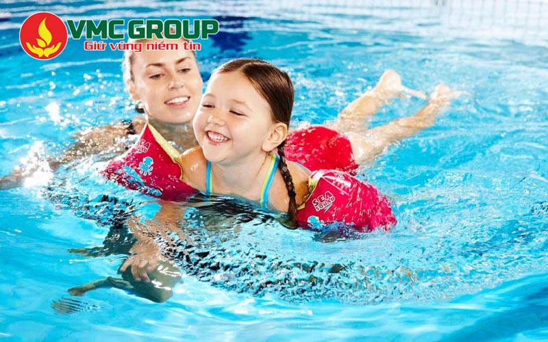 Tập kỹ năng bơi đúng cách để tránh uống phải nước bể bơi Tập kỹ năng bơi đúng cách để tránh uống phải nước bể bơi