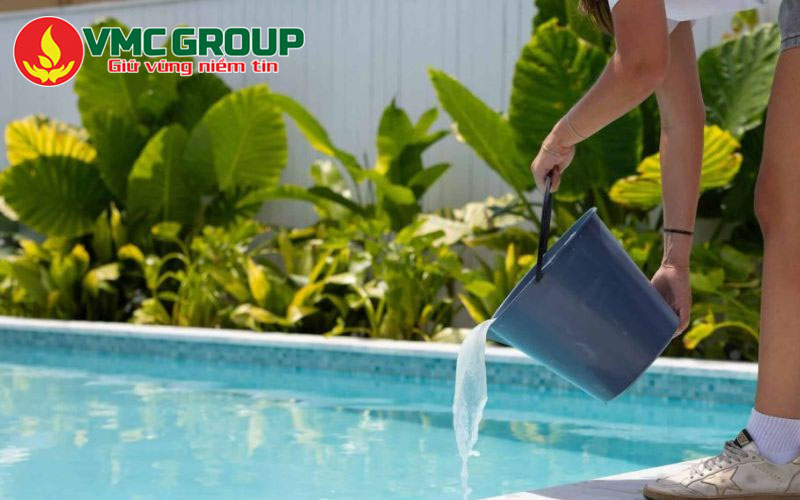 Bể bơi clo sử dụng các hóa chất chứa Clo (Chlorine, TCCA,...) để diệt khuẩn và làm sạch nước