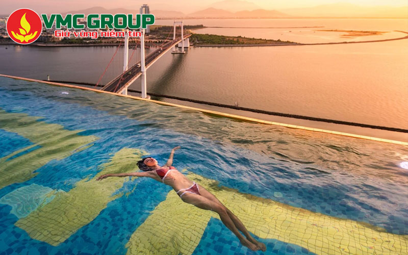 Bể bơi vô cực dát vàng Wyndham Danang Golden Bay