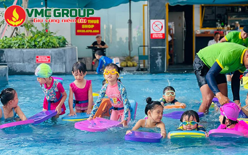 Chọn bể bơi nước mặn nếu cần ưu tiên trải nghiệm bơi thoải mái, ít mùi clo