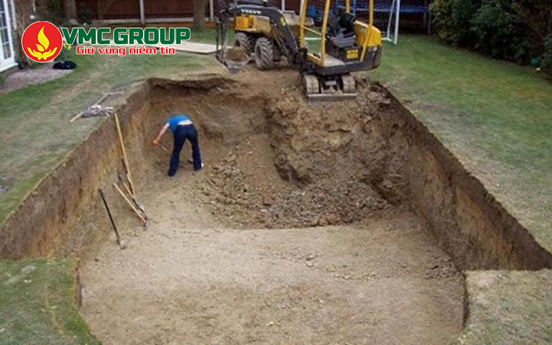 Đào đất và định hình bể bơi