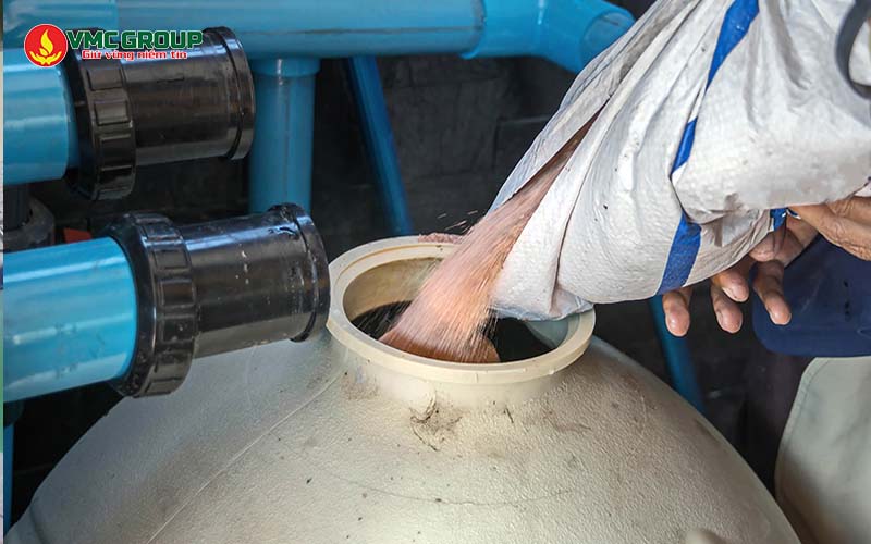 Đổ cát mới vào bình lọc