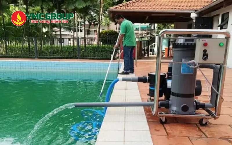 Hút đáy hồ bơi hoàn nước