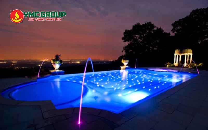 Kết hợp đèn thành và đèn đáy bể bơi