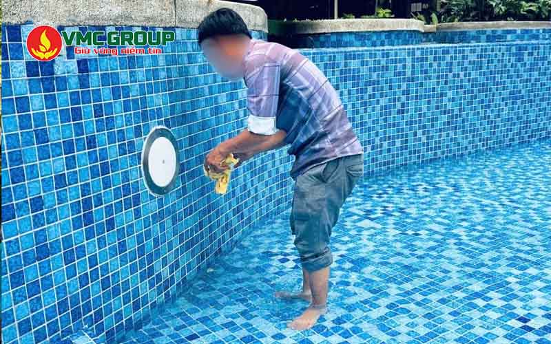 Lắp đèn theo độ sâu bể bơi