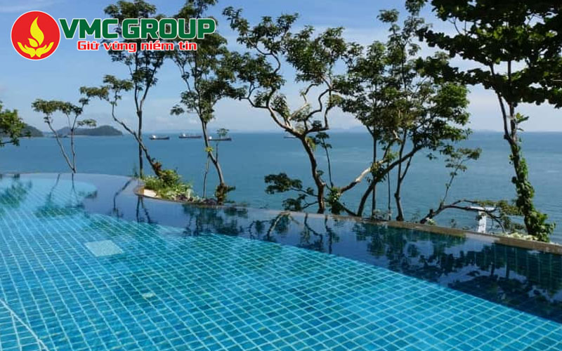 Bể bơi trên mái (Rooftop Pool) thường làm tràn viền và có hệ thống chống thấm cực tốt