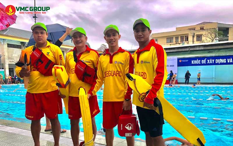 Nhân viên cứu hộ hồ bơi