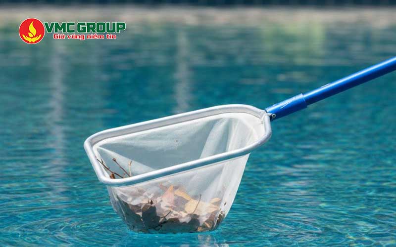 Vớt rác trên bề mặt hồ