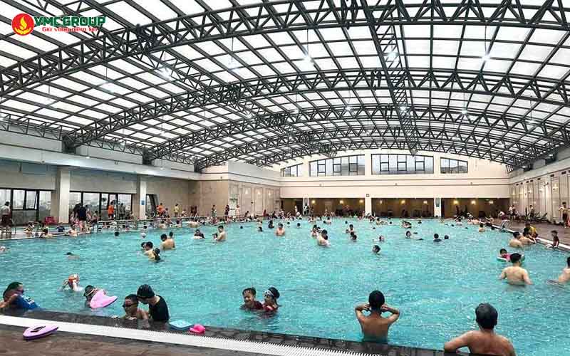 Bể bơi bốn mùa thường có mái che hoặc không gian kín