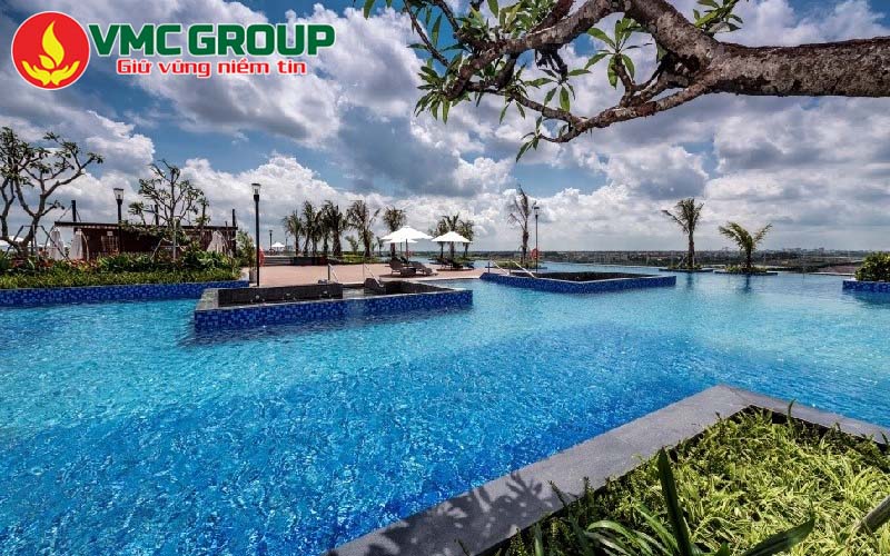 Bể bơi vô cực Vincom Plaza Long Biên