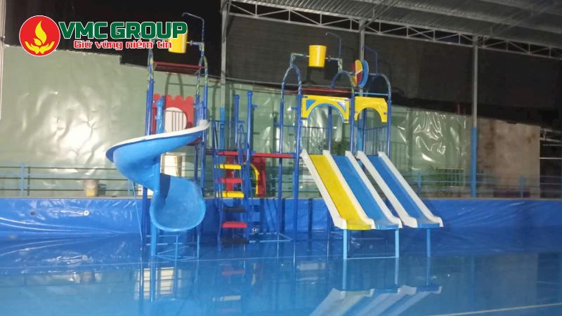 Cầu trượt bể bơi thẳng Cầu trượt bể bơi thẳng