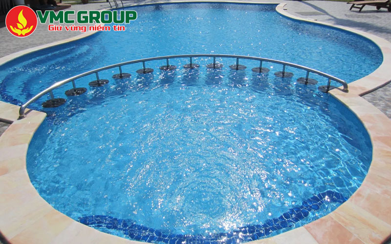 Nên chọn gạch Mosaic hay gạch Granite lát bể bơi?