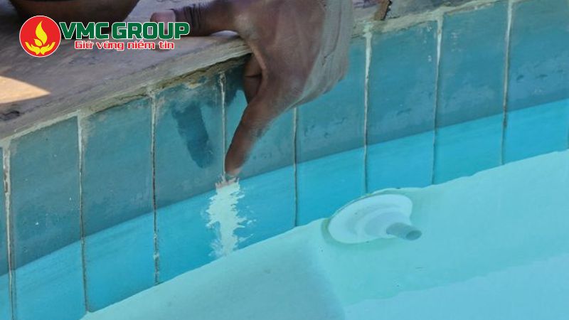 Chọn sai vật liệu chống thấm làm bể bơi bị rò rỉ nước