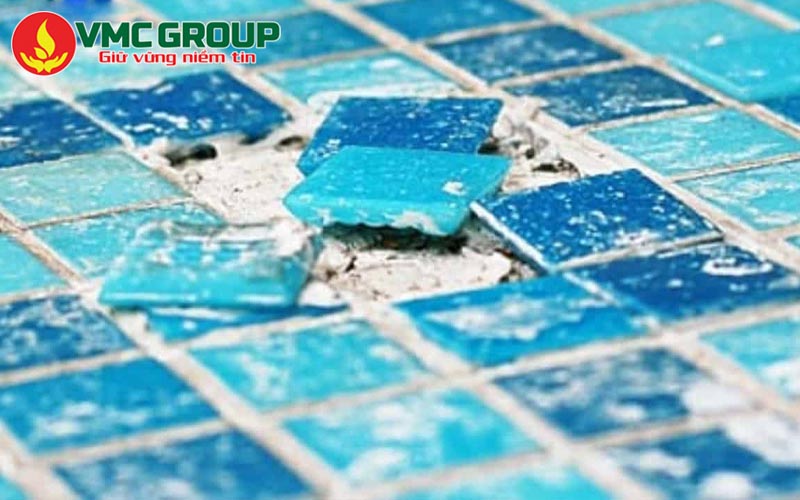 Gạch hồ bơi bị bong có thể do nhiều nguyên nhân