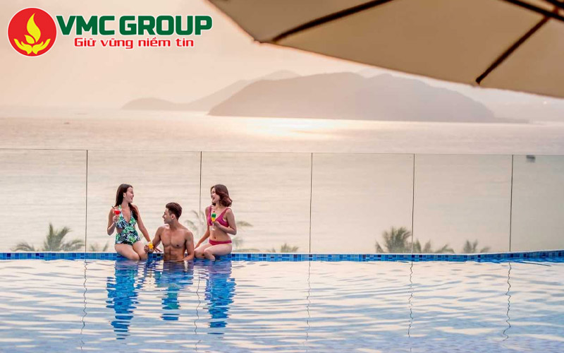 Hồ bơi vô cực Melia Vinpearl Nha Trang Empire