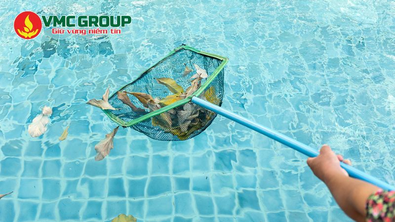 Vệ sinh bề mặt hồ bơi Vệ sinh bề mặt hồ bơi