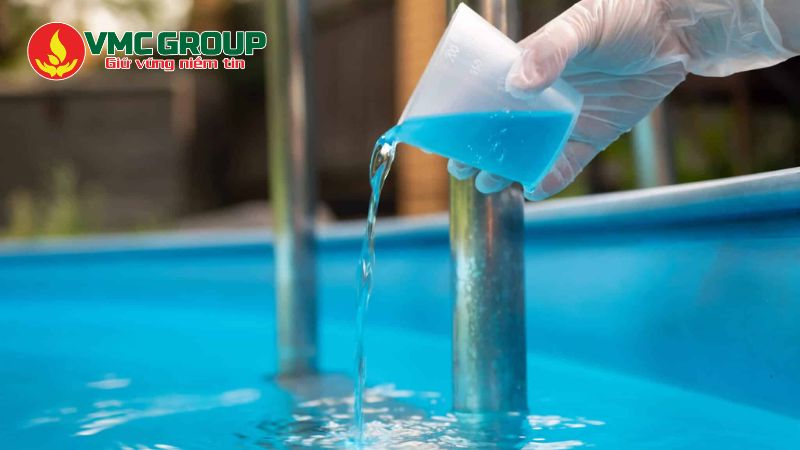 Châm hóa chất Soda Ash vào bể