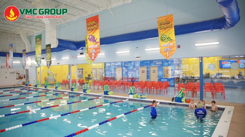 Cho bé học tại Trường bơi quốc tế Aqua-Tots