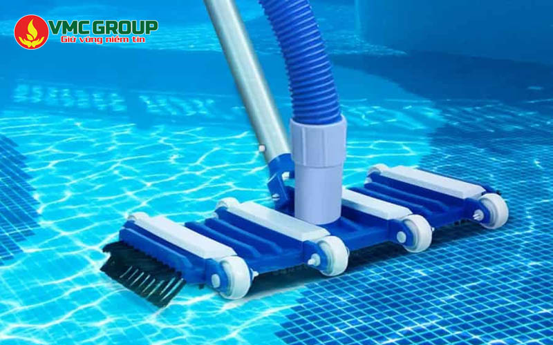 Dụng cụ hút đáy bể bơi