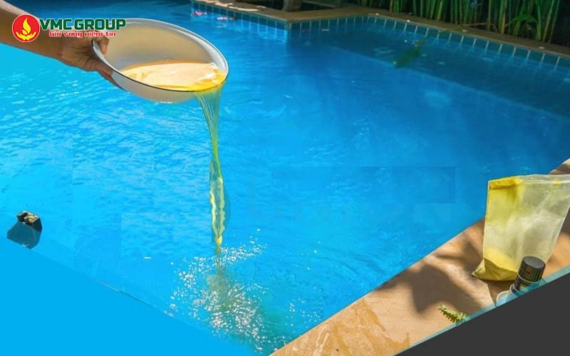 Pha loãng hóa chất PAC trước khi châm xuống hồ