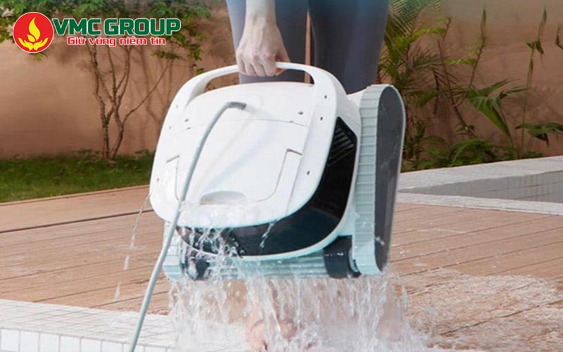 Lấy robot ra khỏi hồ bơi