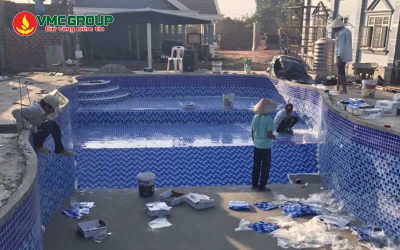 Lớp gạch hoàn thiện bể bơi