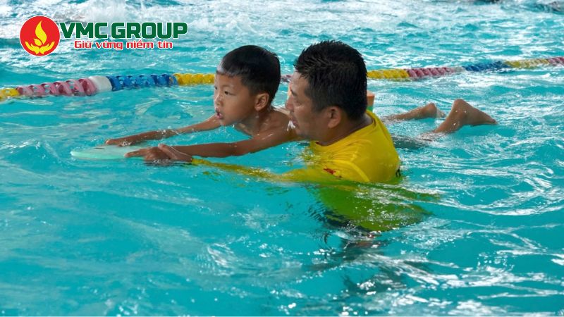 Tham gia các khóa dạy bơi tại hồ bơi Tham gia các khóa dạy bơi tại hồ bơi