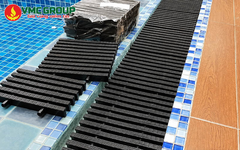 Thanh nước tràn hồ bơi là gì?