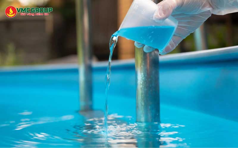 Thêm dung dịch axit vào bể bơi
