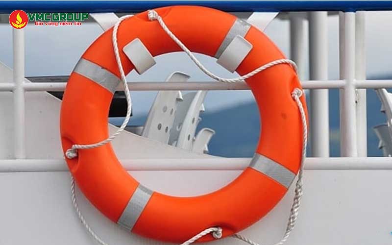 Dây bám cố định tại 4 điểm cách đều quanh chu vi phao