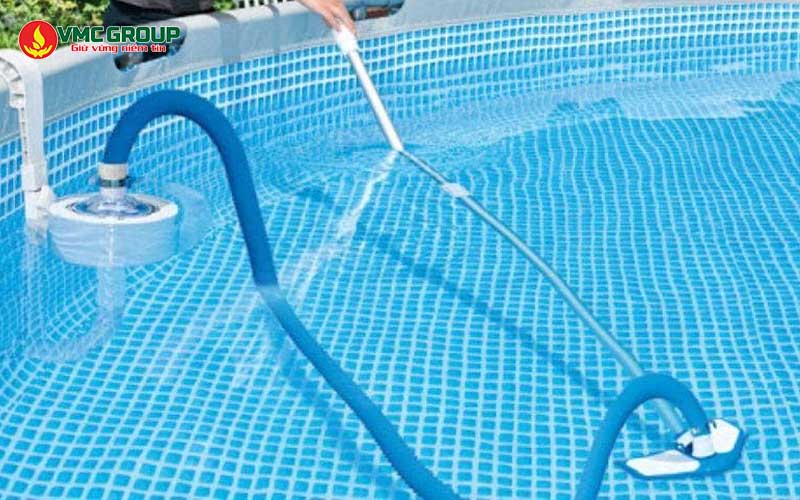 Hút cặn bể bơi định kỳ