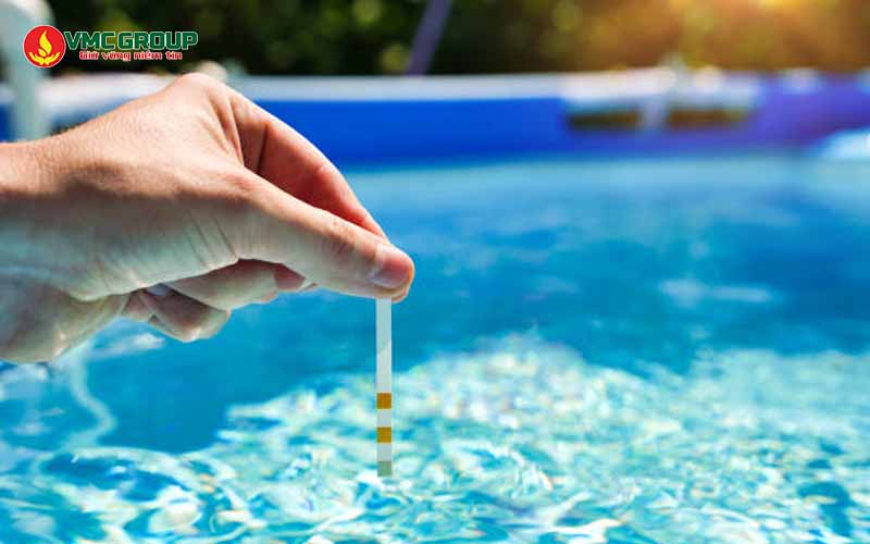 Kiểm tra và cân bằng nước bể bơi