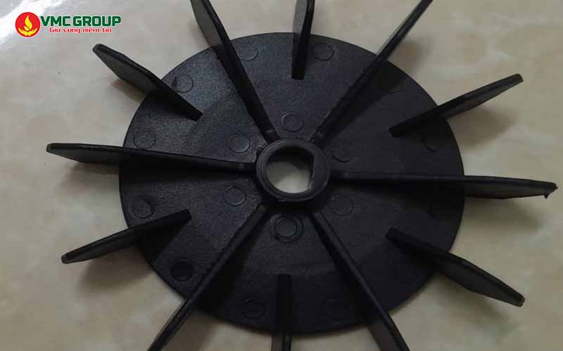 Làm sạch cánh quạt máy bơm bể bơi