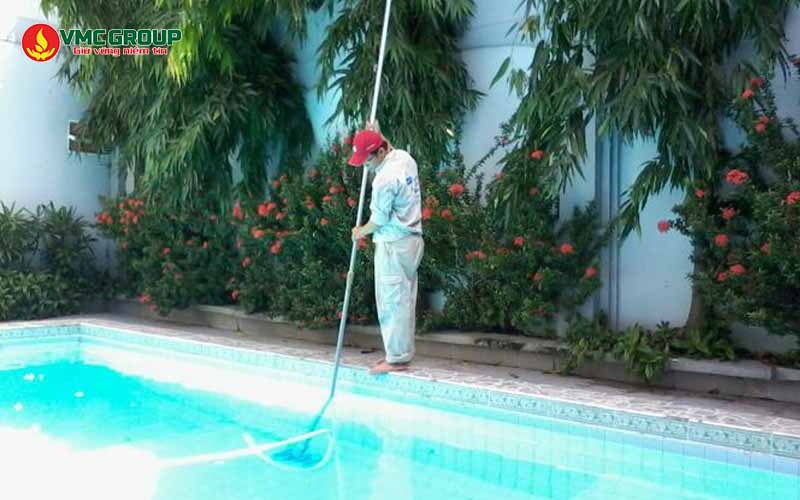 Làm sạch cơ học cho bể bơi