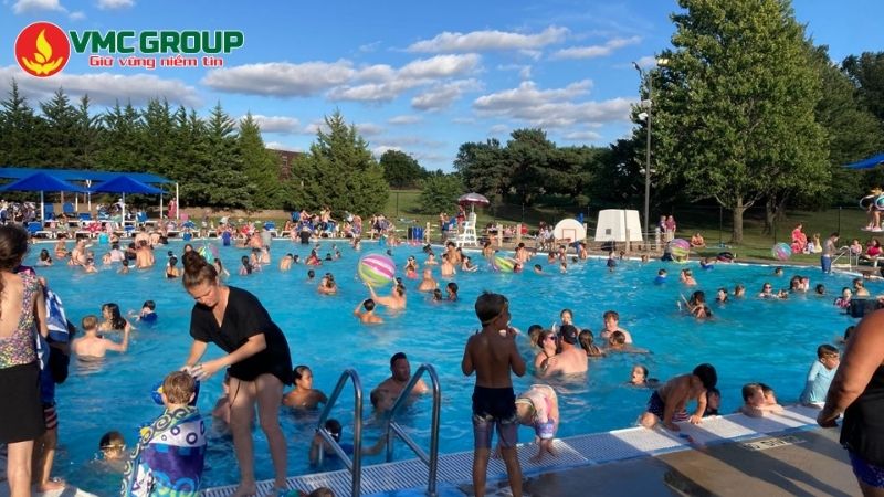 Mùi Clo nồng xuất hiện khi Clo phản ứng với chất hữu cơ thành Chloramine Mùi Clo nồng xuất hiện khi Clo phản ứng với chất hữu cơ thành Chloramine