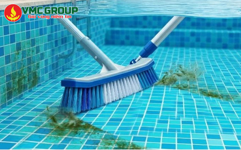 Sai lầm 4: Chỉ sử dụng hóa chất mà không vệ sinh cơ học