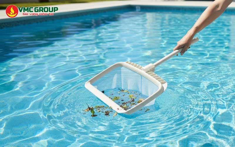 Vớt rác bể bơi