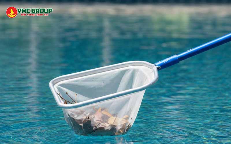 Vớt rác nổi bể bơi thường xuyên